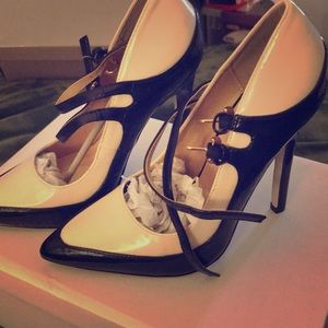 NWOT Signature cream and black pumps